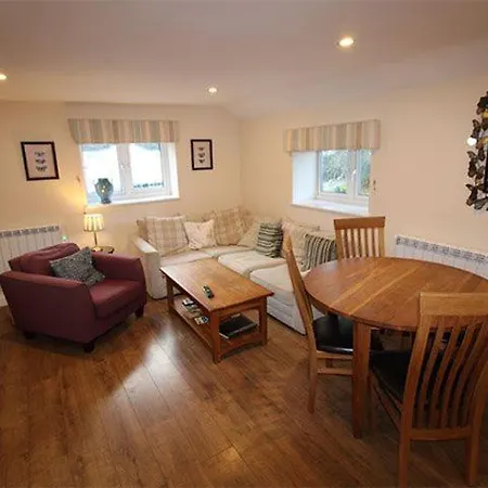 Holiday home Mill House Cottage, On A Fishing Park Near With Hot Tub