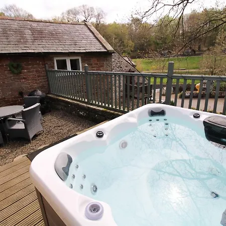 Mill House Cottage, On A Fishing Park Near With Hot Tub Holiday home Brampton (Cumbria)