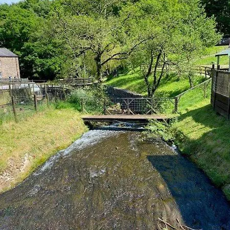 Holiday home Mill House Cottage, On A Fishing Park Near With Hot Tub